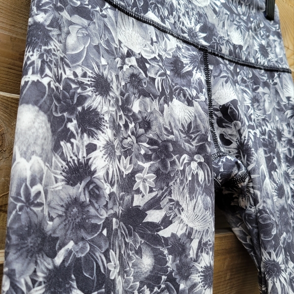 Lululemon Greyscale Floral Leggings Size 4 - Picture 3 of 4